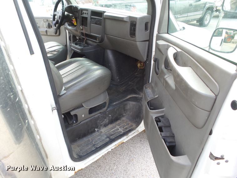 image for item EM9833 2003 GMC Savana G3500 box truck