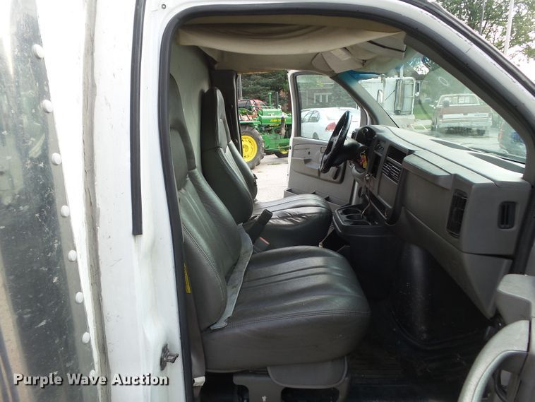 image for item EM9833 2003 GMC Savana G3500 box truck