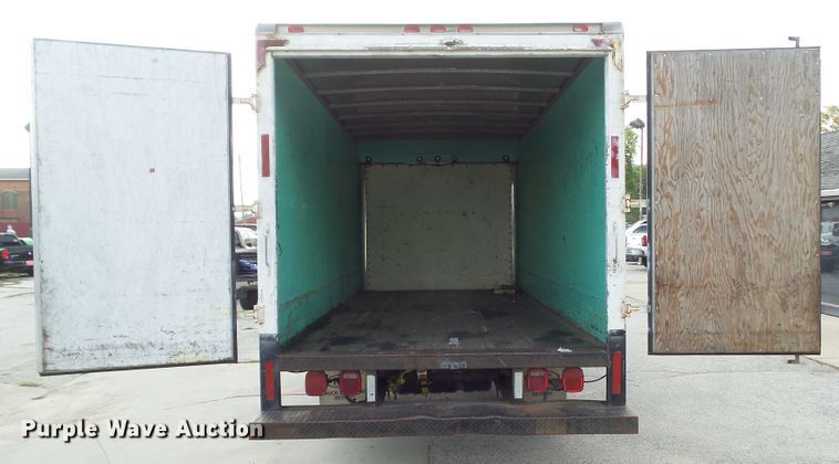 image for item EM9833 2003 GMC Savana G3500 box truck