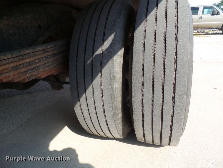 image for item EM9833 2003 GMC Savana G3500 box truck