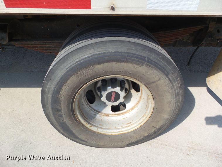image for item EM9833 2003 GMC Savana G3500 box truck