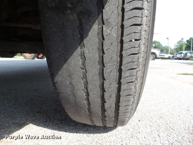 image for item EM9833 2003 GMC Savana G3500 box truck