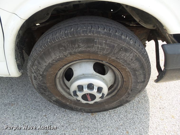 image for item EM9833 2003 GMC Savana G3500 box truck