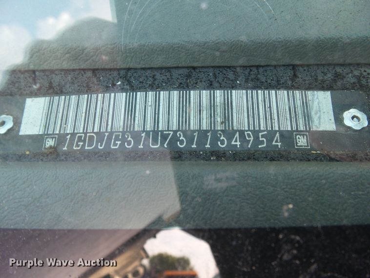 image for item EM9833 2003 GMC Savana G3500 box truck