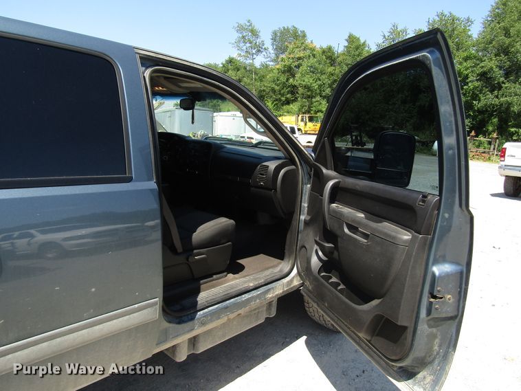 image for item FJ9713 2012 Chevrolet Silverado 2500HD Crew Cab pickup truck