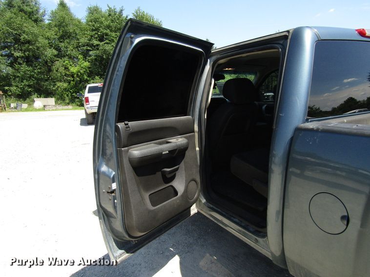 image for item FJ9713 2012 Chevrolet Silverado 2500HD Crew Cab pickup truck