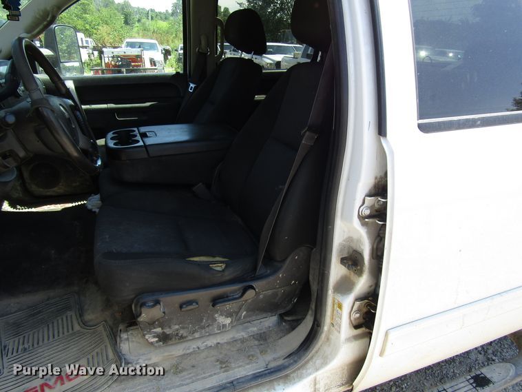 image for item FJ9714 2013 GMC Sierra 2500HD Crew Cab pickup truck