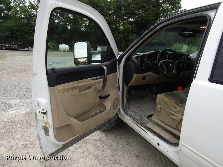 image for item FJ9728 2011 Chevrolet Silverado 2500HD Crew Cab pickup truck