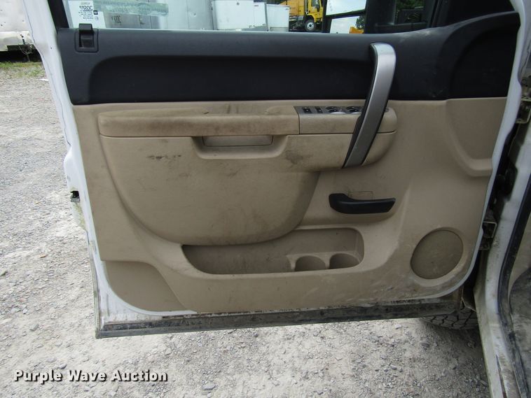 image for item FJ9728 2011 Chevrolet Silverado 2500HD Crew Cab pickup truck