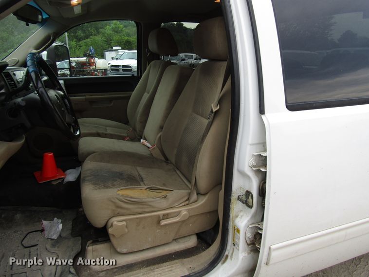 image for item FJ9728 2011 Chevrolet Silverado 2500HD Crew Cab pickup truck