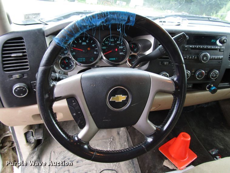 image for item FJ9728 2011 Chevrolet Silverado 2500HD Crew Cab pickup truck