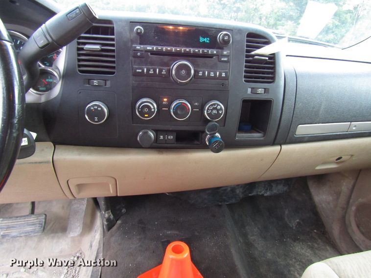 image for item FJ9728 2011 Chevrolet Silverado 2500HD Crew Cab pickup truck