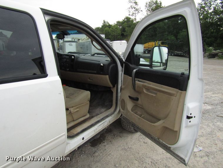 image for item FJ9728 2011 Chevrolet Silverado 2500HD Crew Cab pickup truck