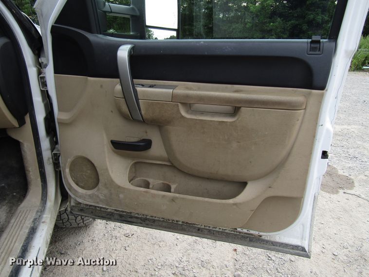 image for item FJ9728 2011 Chevrolet Silverado 2500HD Crew Cab pickup truck