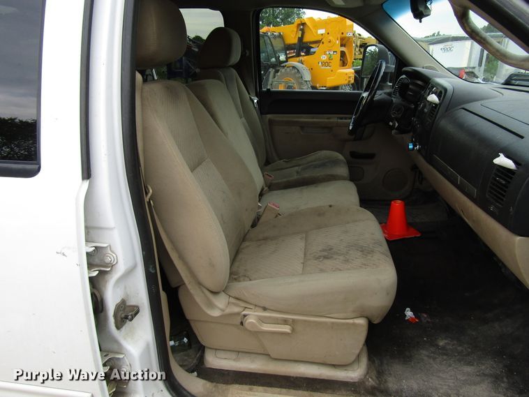 image for item FJ9728 2011 Chevrolet Silverado 2500HD Crew Cab pickup truck