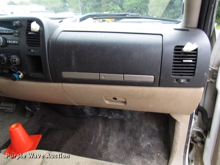 image for item FJ9728 2011 Chevrolet Silverado 2500HD Crew Cab pickup truck