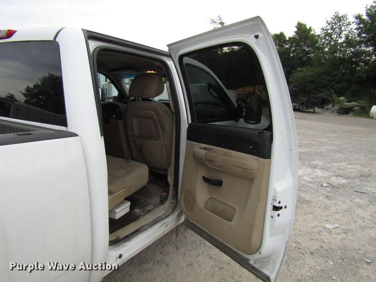 image for item FJ9728 2011 Chevrolet Silverado 2500HD Crew Cab pickup truck