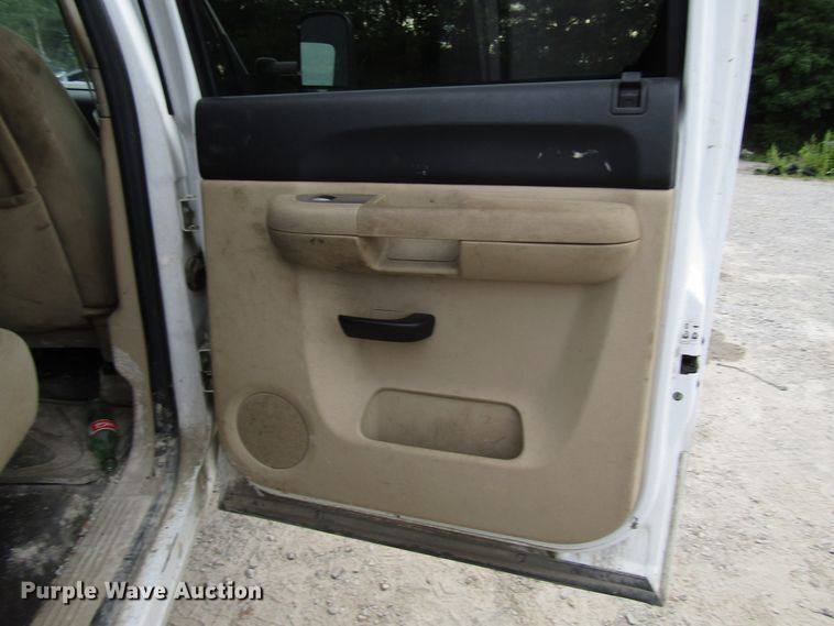 image for item FJ9728 2011 Chevrolet Silverado 2500HD Crew Cab pickup truck