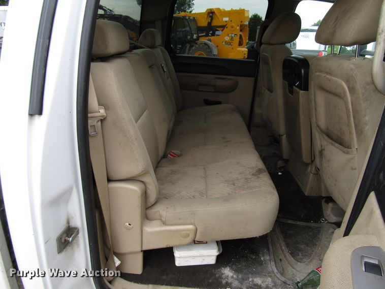 image for item FJ9728 2011 Chevrolet Silverado 2500HD Crew Cab pickup truck