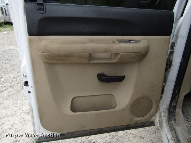 image for item FJ9728 2011 Chevrolet Silverado 2500HD Crew Cab pickup truck