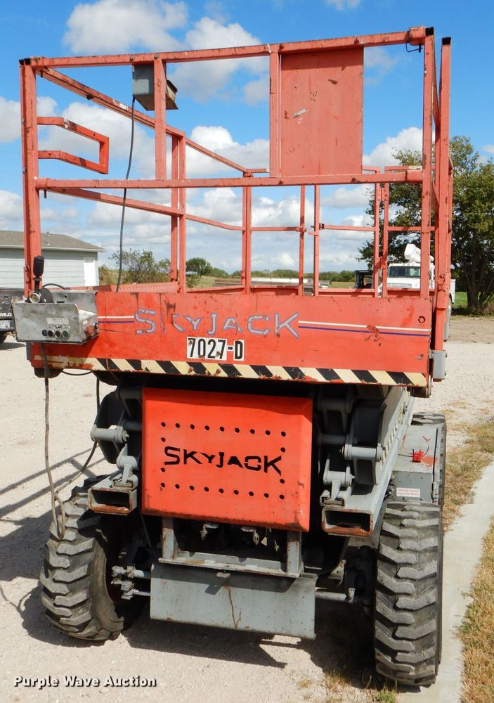 image for item FJ9756 1994 Skyjack SJ7027PD1 scissor lift