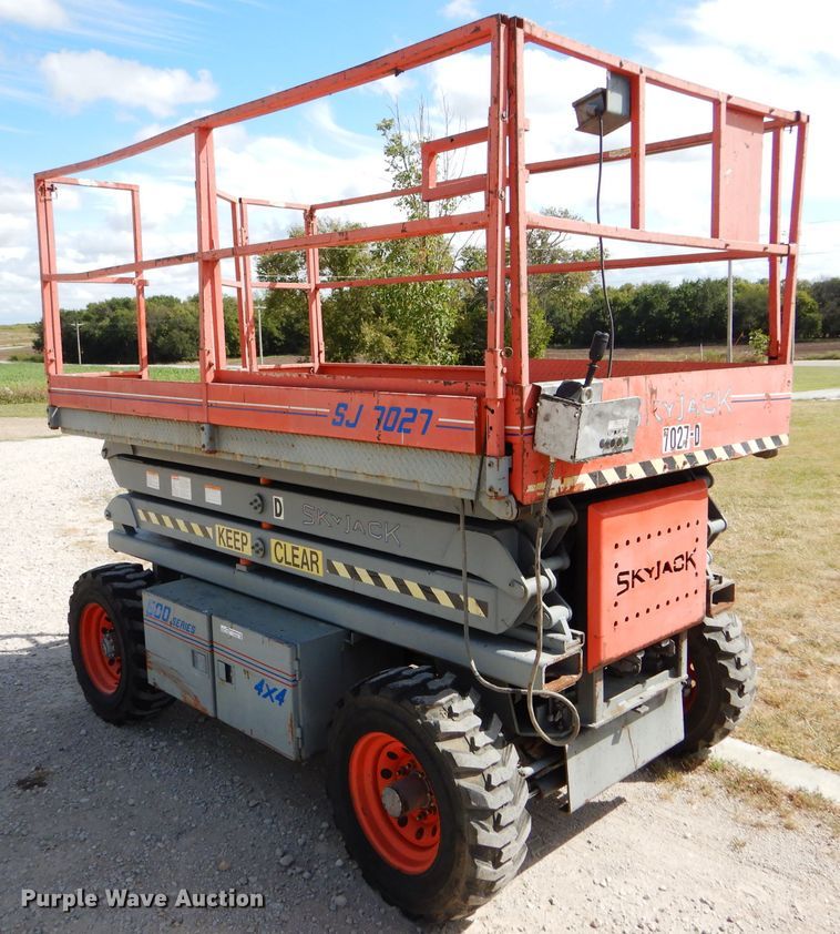 image for item FJ9756 1994 Skyjack SJ7027PD1 scissor lift