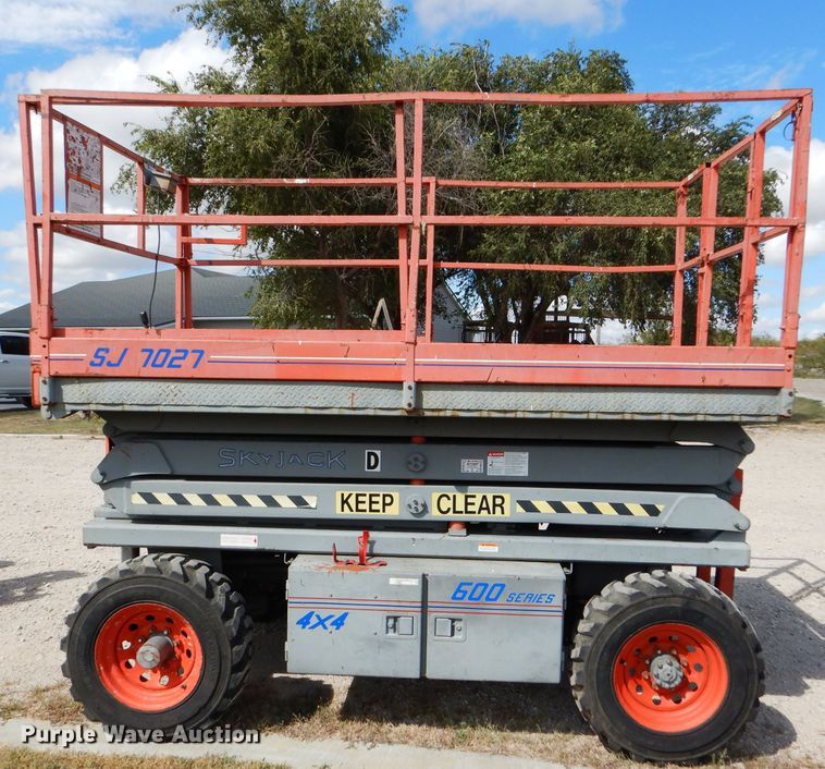 image for item FJ9756 1994 Skyjack SJ7027PD1 scissor lift