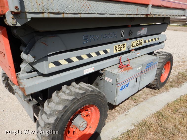 image for item FJ9756 1994 Skyjack SJ7027PD1 scissor lift