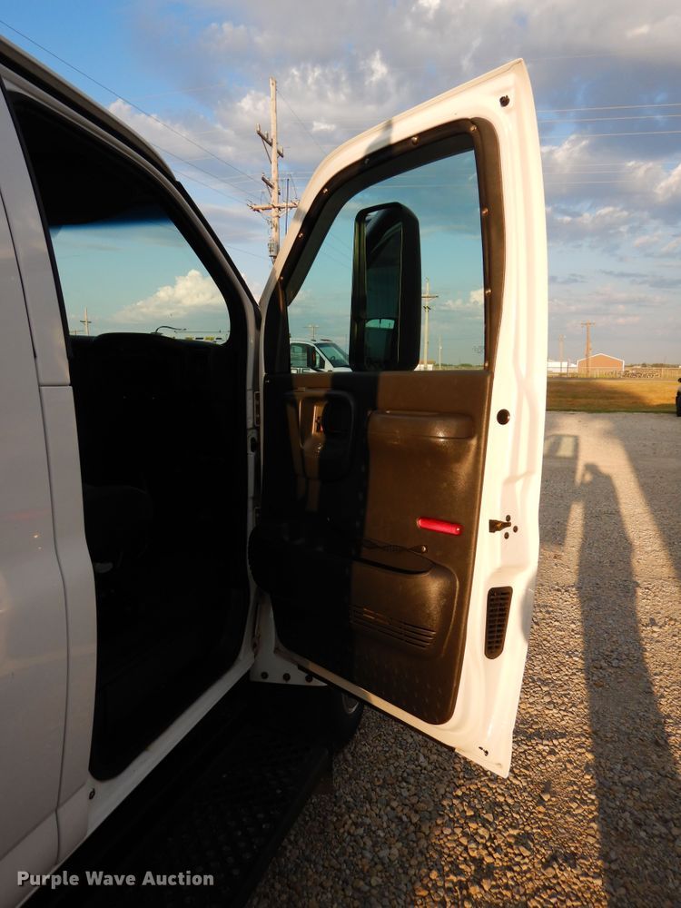 image for item FK9768 2004 GMC C4500 Crew Cab flatbed truck