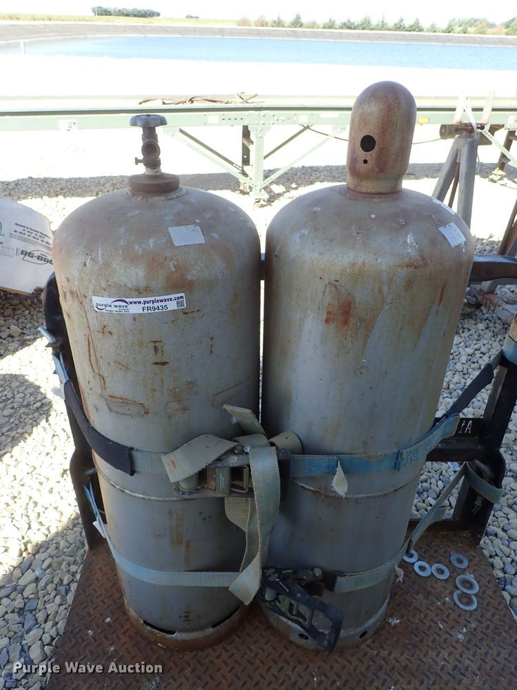 image for item FR9435 (2) steel propane tanks