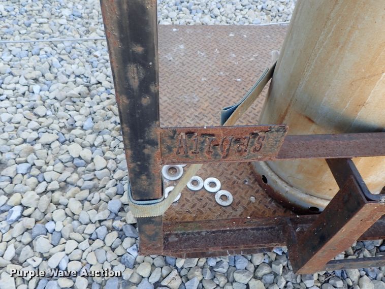 image for item FR9435 (2) steel propane tanks