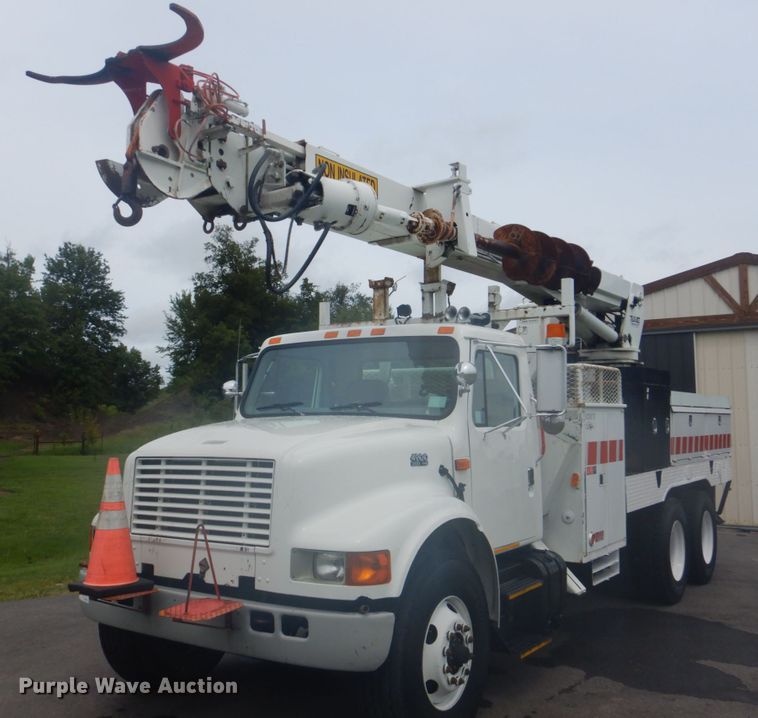 image for item FT9471 2002 International 4900 digger derrick truck