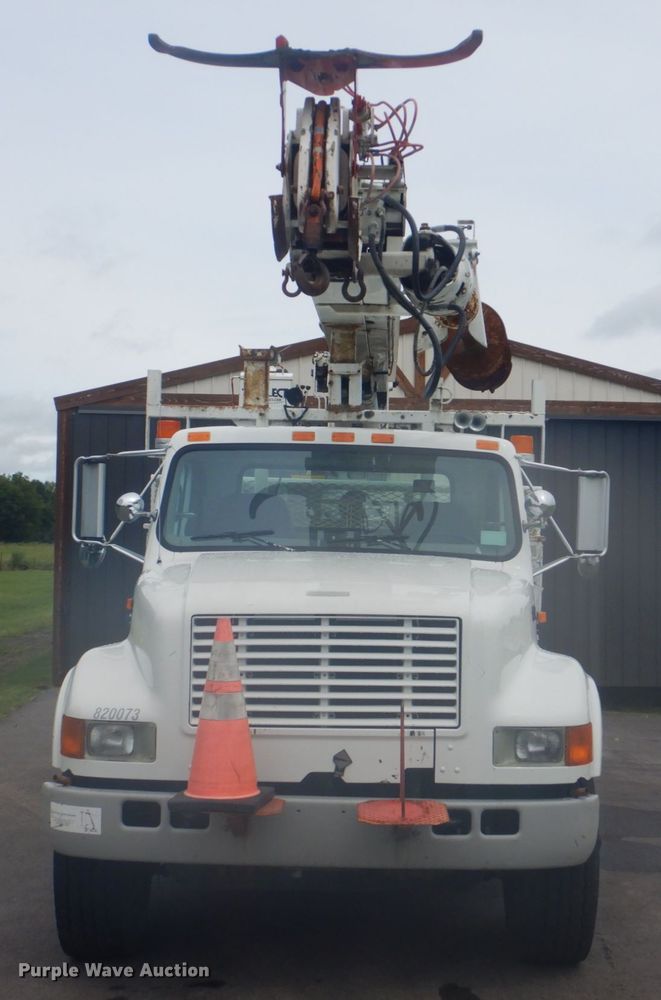 image for item FT9471 2002 International 4900 digger derrick truck