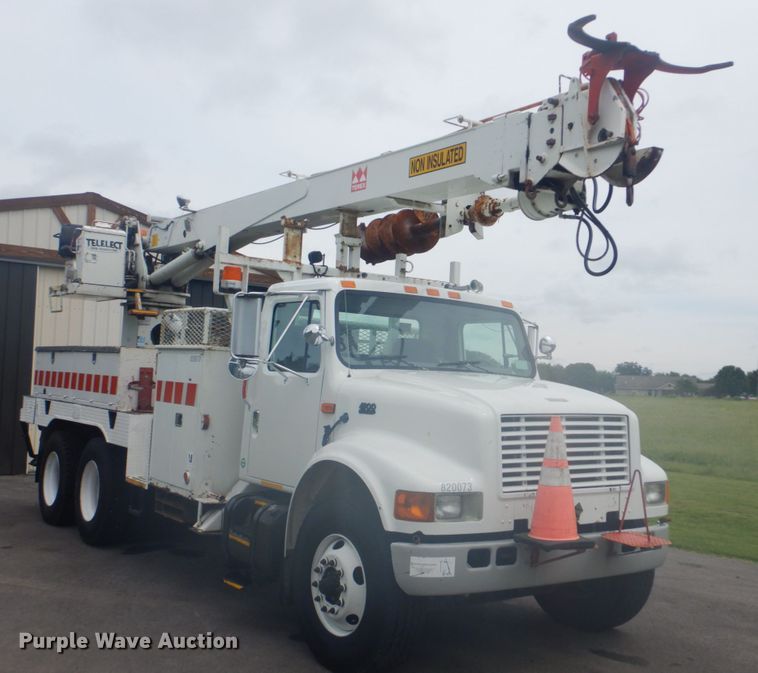 image for item FT9471 2002 International 4900 digger derrick truck