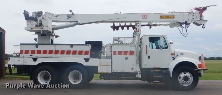 image for item FT9471 2002 International 4900 digger derrick truck