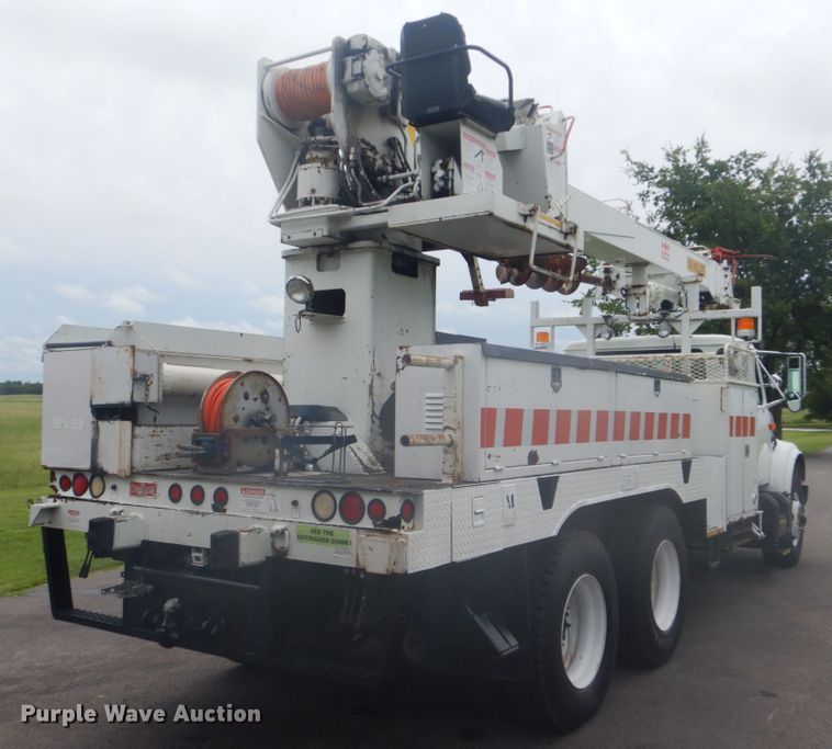 image for item FT9471 2002 International 4900 digger derrick truck