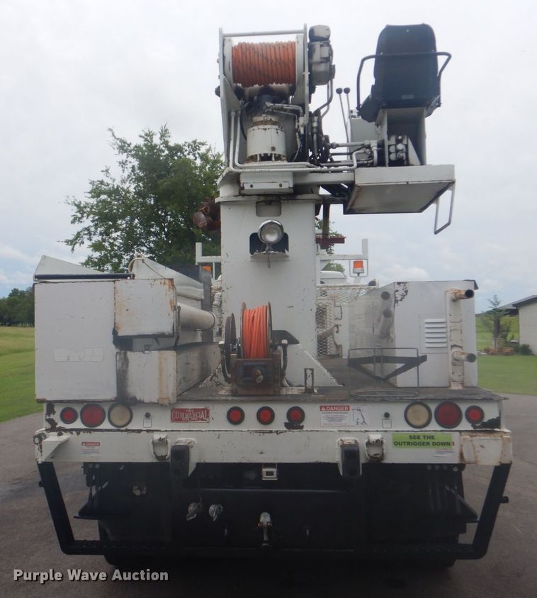 image for item FT9471 2002 International 4900 digger derrick truck