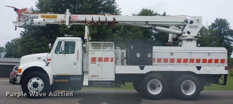 image for item FT9471 2002 International 4900 digger derrick truck