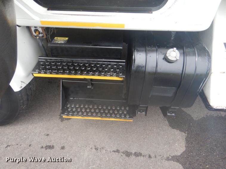 image for item FT9471 2002 International 4900 digger derrick truck