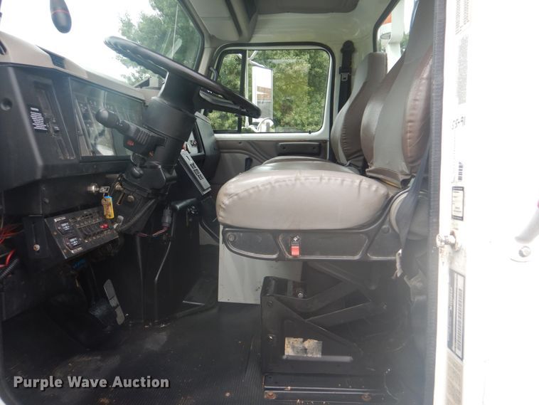 image for item FT9471 2002 International 4900 digger derrick truck