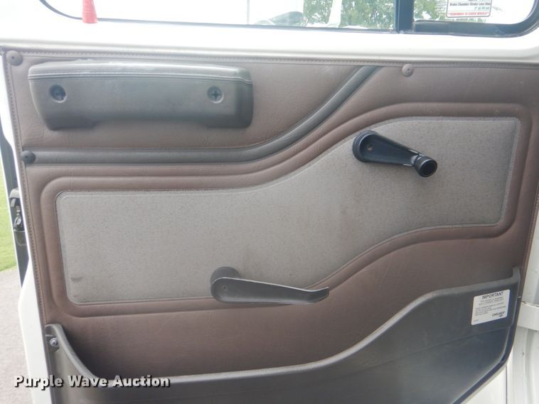 image for item FT9471 2002 International 4900 digger derrick truck