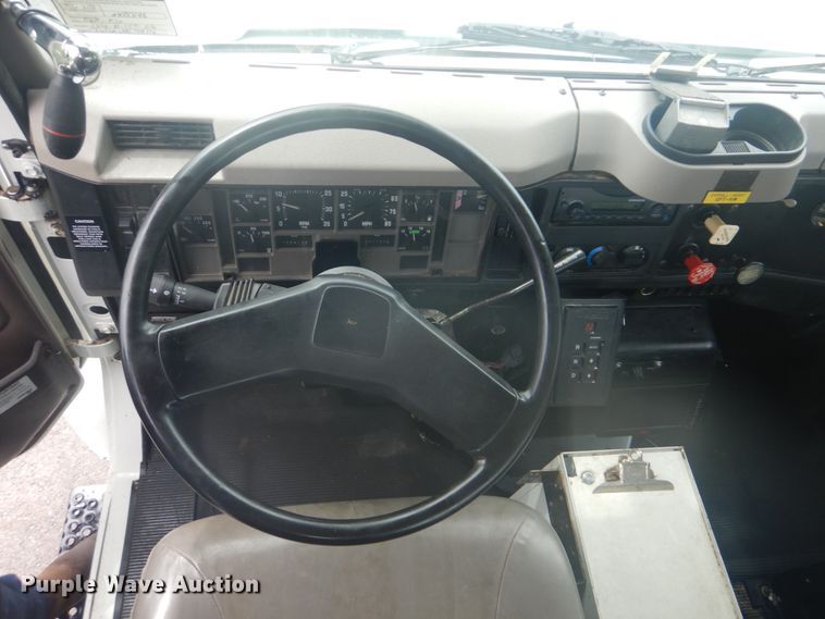 image for item FT9471 2002 International 4900 digger derrick truck