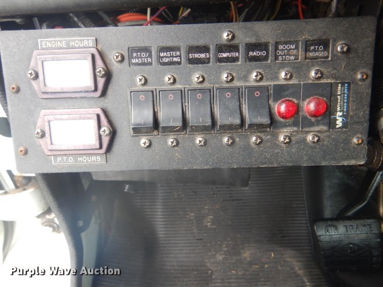 image for item FT9471 2002 International 4900 digger derrick truck