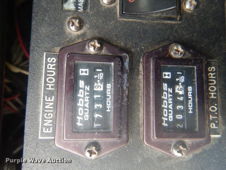 image for item FT9471 2002 International 4900 digger derrick truck