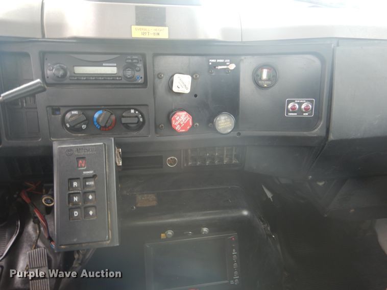 image for item FT9471 2002 International 4900 digger derrick truck