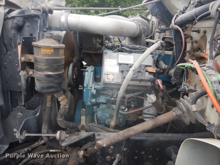 image for item FT9471 2002 International 4900 digger derrick truck