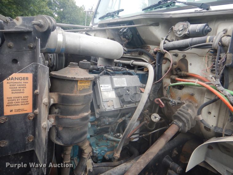 image for item FT9471 2002 International 4900 digger derrick truck