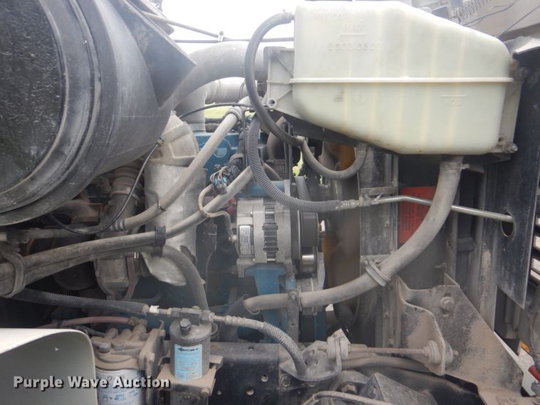 image for item FT9471 2002 International 4900 digger derrick truck