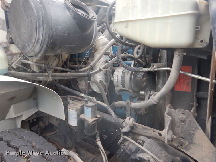 image for item FT9471 2002 International 4900 digger derrick truck