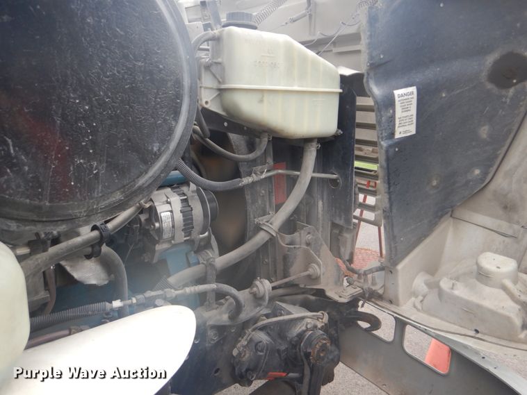 image for item FT9471 2002 International 4900 digger derrick truck